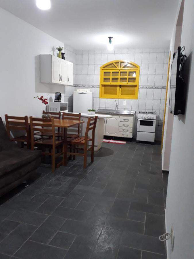 אפרטהוטל בומבינאס Residencial Colonial Amarelo A 150M Da Praia De Mariscal מראה חיצוני תמונה
